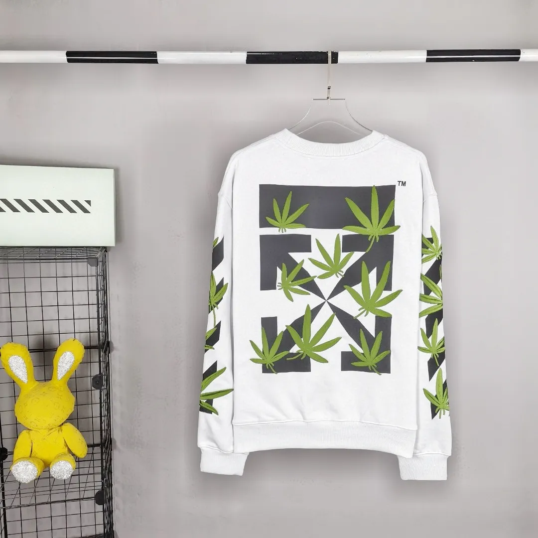 [New Style] 22SS top version OFFWHITE OW lucky leaf embroidered print male and female couples same trendy pure cotton loose autumn and winter round neck sweatshirt. This year's environmentally friendly series is indeed interesting, all centered around plants. The combination of lucky leaves and arrows has a slightly fresh and artistic style. The front panel printing uses Tajima embroidery printing and superimposed embroidery technology, with a yellow background, a second layer of blue, and the last layer is purple OFF. The embroidery is raised and has a tactile feel. The arrows on the back are made using imported glue technology and then put on the embroidery machine. The printing is realistic and full. Ye Jing's expression is very obvious. Customized three-label auxiliary materials to perfectly restore ZP.  Color: black and white Size: XS-L P:410